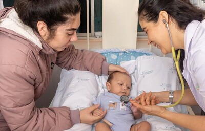 Bebé en revisón médica con pediatra
