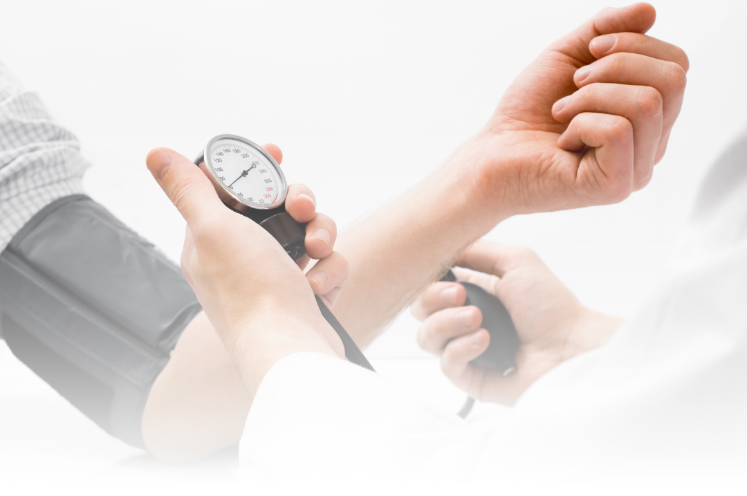 Médico tomando la presión de un paciente