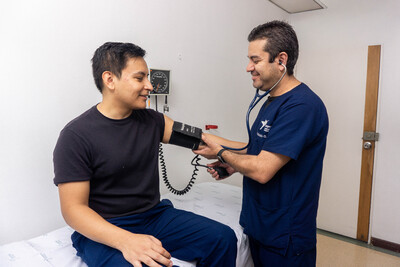 médico tomando presión del paciente