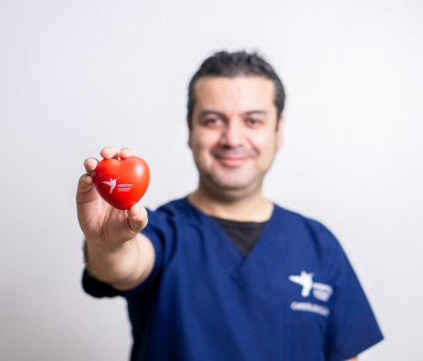Doctor sosteniendo corazón en su mano 
